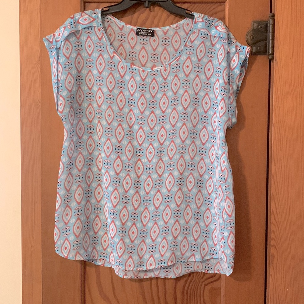 Lightweight women’s blouse perfect for work! Originally from Stitch Fix. Size M